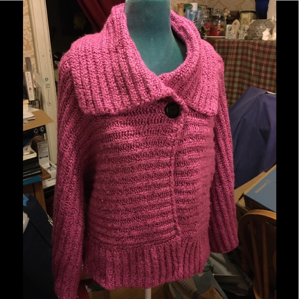 Beautiful Knit Fuschia Sweater w/ wide sleeves, big collar and chic design